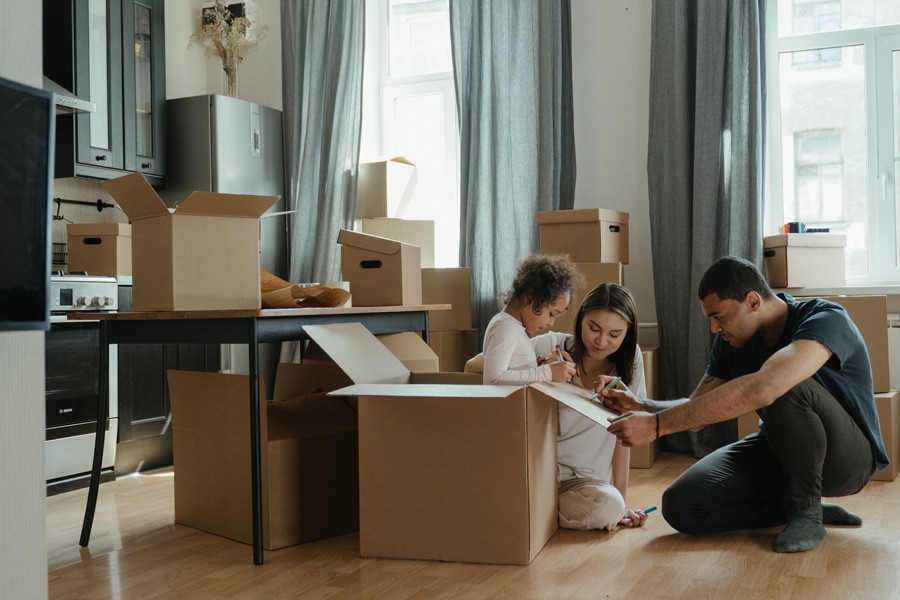 familia mudanza Familia haciendo mudanza en su casa con cajas de carton